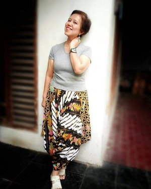 Any suggestion for matching top for this #batikculotte ? 😘😘😘 . . . .
.
.
.
.
.
.
#batik #printedbatik #clozetteid #kulotbatik #offshouldertop #ootd #outfitoftheday #lookoftheday #fashion #fashiongram #currentlywearing #lookbook #whatiwore #whatiworetoday #ootdshare #outfit  #instastyle #socialenvy #instafashion #outfitpost #fashionpost #todaysoutfit #fashiondiaries