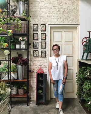 When the favorite spot at @onni.jkt totally full then this corner will do just fine.
.
.
.
.
Top: @kromcollective 
Jeans: @pointoneid 
Shoes: @onitsukatigerindonesia .
.
.
#lifestyle #lifestyleblogger #ootdindo #onnihouse #onnimoment #clozetteid #ootd #outfit #outfitoftheday #kromcollective #weekend #selfie #iphone8plus #jakarta #ootdfashion #ootdlibraryindo