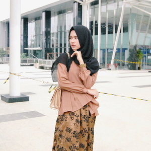 wind blow my mind #ClozetteID #HOTDSeries2 #OOTD #ScarfMagz #COTW thats my floral look on vintage skirt 