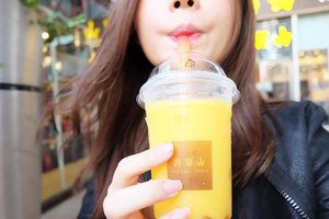 Superrr sekaleeee my favorite drink ada disinii... hui lao shan!! Super mango.. super lezatoo... gara2 ini makananku ga abis 😝 minuman wajib kalo ke hk/china.. #huilaoshan #huilaushan #mango #mangoes #idfoodblogger #foodblogger #foodbloggers #foodtraveler #shanghai #shanghaifood #shanghaifoodie #clozetteid #china #nanjingroad