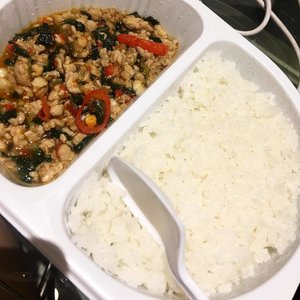 When ur hungry at night especially in bangkok! U must go and find 7 eleven! Find minced pork basil! I buy only 40 baht alias rp 15.000 its so damn good, when i go to restaurant i always buy minced pork basil why? Because i want to learn about the recipe.. i love to cook (i want to compare my cook with thai restaurant lol) but this one no doubt! Cheap and good !! Btw you can choose between pork or chicken or beef.. #clozetteid #thailand #foodie #foodies #foodiegram #foodblogger