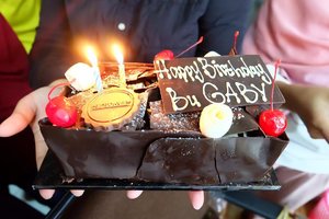 Thankyou 🙆🏻🙆🏻🙆🏻 kue ultah dari staffkuuu 🙆🏻🙆🏻🙆🏻🙆🏻 #birthday #birthdays #birthdaycake  #clozetteid #clozetteid