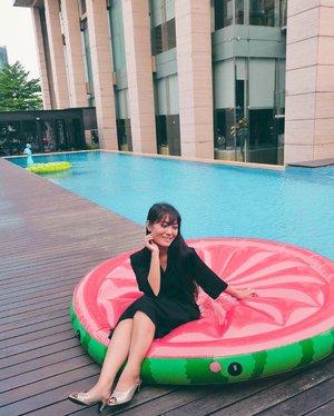 Makan semangka dingin trs nyemplung kolam renang enak nih kayaknya...
Cuaca panas bgt ☀
.
#anitamayaadotcom #bloggerslife #lifestyle #potd #clozetteid