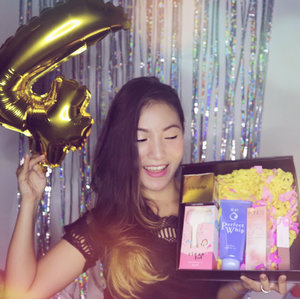 .Happy birthday, @clozetteid 🎉🎁.Thank you for sending me this beauty box from @senkaindonesia @jacquelle_official @clinelleid @pondsindonesia and @zap_beauty..Can’t wait for the celebration party 💕.#clozetteun4gettable #happybirthday #clozetteid #starclozetter #bloggerslife #potd