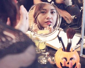 .
Dress up and make up for halloween party this afternoon with @toocoolforschool.id ☠️
I'm trying Glam Rock Vampire's Kiss Lipstick shade #1 Bloody Kiss 💋
.
#TCFSbeautyhalloween #toocoolforschool #toocool_indonesia #halloweenparty #makeup #glamrock #lipstick #lipstickaddict #beautyevent #bloggergathering #bblogger #bloggerslife #bloggercrony #bloggerperempuan #indonesianbeautyblogger #clozetteid