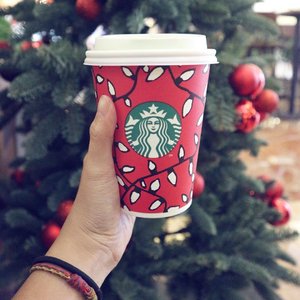 .
Only one month till Christmas, and I just can't wait!!! 🎅🏼
.
#happiness #joyful #besttime #christmas #redcupseason #redcup #starbucksredcup #hotgreentealatte #warm #warmchristmas #handinframe #thanksGod #clozetteid