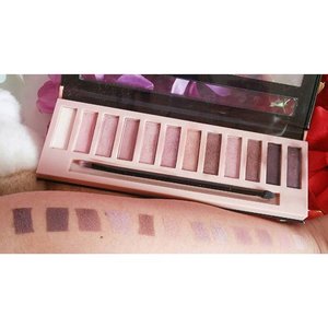 Sorry took me loooong time to finally could share my thoughts to write a mini review , but I really want to know the palette more before I just write it. This palette,  well no joke,  really the best affordable palette so far,  even as you can see,  the pigmentation is not really superb especially the mattes shades,  but if you put primer underneath it,  the matte will be real gorgeous and perfect for daily looking,  and yeah you know its matte trend know!! 😉 All color are really pretty and gorgeous,  even they still have some fall outs but overall I do love this pallete!  This is really great guys, just go buy it 😄 All color also really easily to blend and easy to remove,  staying power is just like usual eyeshadow,  not great either way not sucks.  #motd #clozetteid #makeup #tinaaustinpaul #villemo20 #indobeautyreview #lagirl