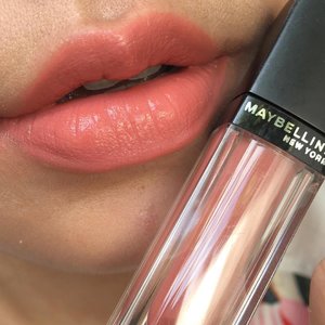 As a big fan of @maybelline I am pretty sure cannot miss this one ! Swatches of maybelline vivid matte liquid lipstick in mat 12 , if you are looking for a comfort matte this one the best for you , its still transfer but as promised by @maybelline it is uncrackable matt ! #clozetteid #maybelline #maybellinevividmatte  #lotd #makeup #motd  #lipstickswatch