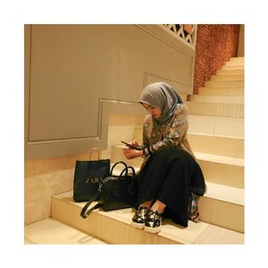 I just sit and checked my phone in the middle of the crowd, waiting for you to texting me like, "adin pulang jam berapa ?"
#clozetteid #clozettehijab #clozetter #styleblogger