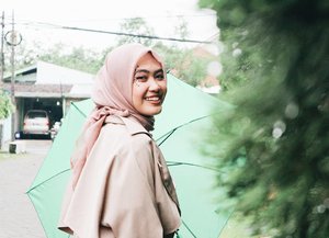 Lemme walk you through the storm with these sweet smile and my green umbrella. I'm a felix afterall.
#clozetteid #clozettehijab #ootdhijab #winterfashion #rainyfashion #bloggerstyle 📷 @fuad_rozi