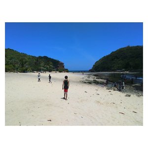 Latepost! I visited this beautiful beach in Malang. It called Pantai Batu Bengkung.
"Anyway, Yang di foto itu siapa?" Oh? Itu? Taka One OK Rock versi Malang. Hahahahaha. #pantaibatubengkung #pantaibatubengkungmalang #malang #visitmalang #nature #instadaily #vitaminsea #beach #travel #blogger #friendsinframe #clozetteid #picoftheday