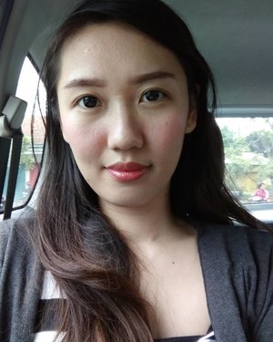 My super hectic makeup without mascara or falsies.

On my face:
@revlonid colorstay foundation and lip stain
@makeoverid eyebrow

Contact lenses from @japansoftlens

#beautyblogger #clozetteid #makeupoftheday #simplemakeup