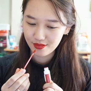 Kadang suka maju mundur pakai warna merah takut nggak cocok, tapi suka sama merahnya @esqacosmetics , lagi ditulis di blog juga soalnya jadi favorit sehari-hari nih.
.
.
.
.
.
.
.
.
#clozetteid #makeupoftheday #makeup #redlipstick