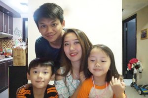 Foto keluarga pakai timer☺️udah bingung mau caption apa
.
#family #clozetteid #home