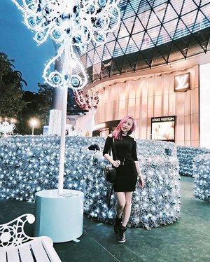 #OOTD for @guerlainsg Exclusive Fragrance Discovery Cocktail Party and yes Christmas feel for sure ❄️❄️❄️ How much I love the festive event.
📸 : @ena_teo 😘😘😘 .
.
.
#ladies_journal #clozette #clozetteid #fashion #instafashion #sgig #igsg #black