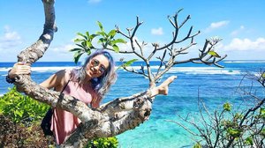 Can you spot my resting leg on the tree? 😂 #poledancerproblems #splitseverywhere .
.
.
#ladies_journal #beach #summer #hairstyles #hairoftheday #clozette #clozetteid #ocean #bali  #indonesia #holiday #vacation #instagood #instasky
