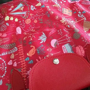 Touch of red kinda day 💖
.
.
👜 @castoreeeeeeeee . Thank you teh icha @osmena 💕💕 Suka banget tasnya, motifnya lucu dan bisa muat banyak tapi ga berat juga. Looveeee it 😘
.
.
.
.
.
#bag #castore #red #wednesday #clozetteid #accessories #clozettedaily
