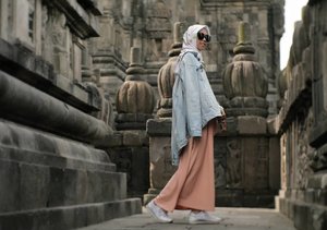 New step for a better life. ..📷 @ariright.......#clozetteID #clozettedaily #travelblogger #Travel #indotraveller #indonesiantraveler #indotravelgram #indotravellers #indonesiantraveller #lifestyle #LifestyleBlogger #indolifestyle #explorejogja #dolanjogja #jogjahits #yogyakarta #candiprambanan #hijabtraveller #travelingwithhijab #travelinstyle #ootd #ootdindo #wonderfulindonesia #pesonaindonesia #lookbookindonesia #lookbook #lookbookindo #diarijourney