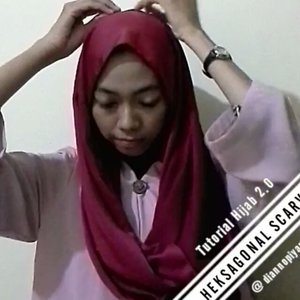 Heksagonal scarves tutorial hijab 2.0 . Heksagonal scarves from @dnaprojectind . Style ini sangat mudah dan bisa membuat kamu tetap tampil stylish. Yuk dicoba 😊😉..#KerjaItuMain #BugnaGA @bugnanirwana #heksagonalscarves #heksagonalhijab #tutorialhijab #hijabtutorial #everydaytutorialhijab @everydayhijabtutorials #dnaprojectind #dnascarves #hijab #clozetteid #starclozetter
