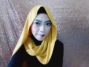 Half on half look. *Entah apa namanya 😂  makeup boleh setengah-setengah, tp ibadah Ramadhannya jangan yaa.. happy fasting 💝
.
.
.
.
.
#ClozetteID #makeup #makeuplook #beauty #hijab #hijablook #beautyblogger #blogger #indobeautyblogger #beautybloggerindo #indobeautygram #indonesianfemalebloggers #indonesianfemalevloggers #bloggerbabe #bloggerperempuan #makeuphijab #clozettedaily
