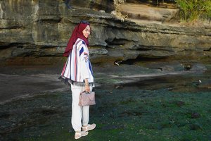 Find a journey. Happy monday 💕.📸 @ariright ...#ClozetteID #ootd #hootd #hijab #hijabootdindo #traveller #hijabtraveller #clozettedaily #hijabootd #travelootd #lumix #lumix_id  #lumixleica #lumixgf8 #lumixindonesia #lumixgf8bydian #starclozetter #fashion #blogger