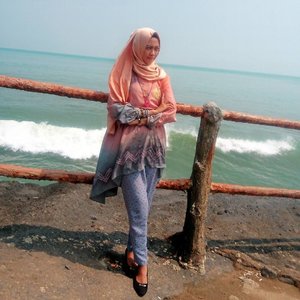 Matahari, air, angin, dan tanah. ....#ClozetteId #hijab #ootd #hijabootd #hijabootdindo #clozetter #casual #holiday #travelingwithhijab #mytripwithhijab #exploreindonesia #pesonaindonesia