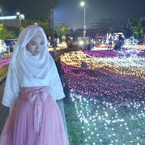 I love the combination of white and pink, and what a surprise! It blend with the sakura light as well. 😍😍 👗💄by  @bugnanirwana📷 by @bapunuwi..#Clozetteid #clozetter #starclozetter #hijab #ootd #hootd #hijabfestive #hijabmuslim #hijabfashion #hijabootdindo #hijabfeature_2016 #hfupclose #hijablook #hijabindonesia #sakurapark #aeonmall #lykegiveaway
