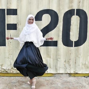Hello 2018... Swing it on 💕.📷 @ariright........#clozetteid #clozettedaily #ootd #hootd #hijabstyle #hijaboutfit #hijaboutfitoftheday #modest #style #fashionstyle #modeststyle #hijabfashion #ggrep #blogger  #indonesianblogger #bloggerindonesia #2018 #bloggerindo #monochrome #lumix #lumix_id #lumixindonesia #lumixleica #lumixgf8