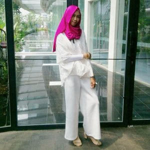 Go with it ~ .....#ClozetteID #clozettedaily #ootd #hijabootd #hijablook #hijab #hijabootdindo #hijabfashion #modestfashion #fashion #bloggerlife #bloggerindo #indonesianfemalebloggers #indonesianhijabblogger #bloggerperempuan #beautyblogger #fashionblogger #lifestyle #style #modeststyle #hootd #white #fuschia
