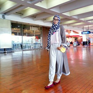 casual travel-look..#ClozetteID #casual #fashion #hijab #starclozetter #hijablook #ootd #travellook #travel