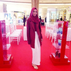 #OOTD for #AstaliftPhotogenicBeauty with @astalift_indonesia and @clozetteid ❤....#ClozetteID #clozetteidreview #astaliftxclozetteidreview #beautyblogger #hijab #hijablook #hootd #red #beautyevent #bloggger #beauty #beautyblogger #lifestyleblogger #fashionblogger #bloggergathering #indobeautyblogger #fotd #ootd #hootd #indonesianfemalebloggers #indonesianhijabblogger #bloggerlife #bloggerbabes #clozettebloggerbabes #starclozetter #bloggerperempuan #hijabootdindo
