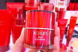 Red.red.red. my favo ❤ @astalift_indonesia @clozetteid
.
.
.
#Clozetteid #AstaliftPhotogenicBeauty #astaliftxclozetteidreview #clozetteidreview #beautyblogger #beauty #starclozetter #clozetter #beautyproducts #astalift #astaliftindonesia #jellyaquarysta #beautyevent #beautybloggerindo #indobeautyblogger #indonesianh#bloggerperempuan #bloggergathering #bloggerlife #skincare