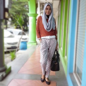 Ma life ma style... #latepost #ootd #ClozetteID #printedpants #cotw #ootdhijabindo #hijab #hijabstyleindonesia #myhijup #laiqastyle #TapForDetails #DnAProjectInd #DnAScarves