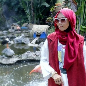 Monday spirit, r.e.d. ❤#ClozetteID #hijab #red #hootd #dnalookid #hijaboftheday #sunglasses #fashion