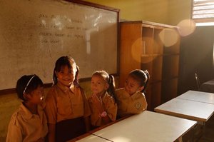 Senyum anak Indonesia, wanita calon pemimpin bangsa. Terus ukir cita-citamu, nak 😊
.
📸 @leewarrentn
.
.
.
.
.
#kitangerang #kelasinspirasi @kibanten #kelasinspirasitangerang2 #SDNTanjungBurung #clozetteID #life #education #indonesia #potrait