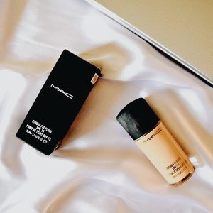 Selamat sore..
Ini Jenny something.. yes, foundation is good..
MAC is good.. Everything is ready..
Blog all ready.. 👆🏼 HAHAHAHA 
So, this is my first holy grail foundation. If you've been meaning to find a decent one for you, I think you should consider this 😉😉😉 #clozetteid #bloggers #beautyblog #bbloggers #bloggerperempuan #bloggerceriaid #makeupblogger #beautyaddict #beauty #makeup #foundation #mac #maccosmetics