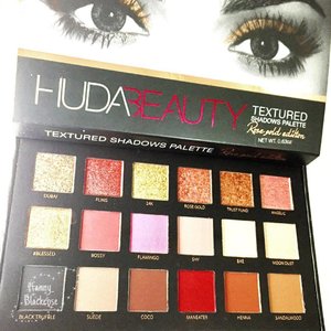 Last picture of this #beauty @hudabeauty @shophudabeauty #hudabeautyrosegoldpalette before I dip in my makeupbrushes and play. ❤✨
No drama, but please don't offering me fake makeup or even debating about it here. I will delete all the harsh, rude comment. 
I want my IG become my "me app" to spend good beauty time and spread the love one to another. ❤✨
Happy Holiday everyone ... 🎄 I can't believe counting days till Christmas 🎄 wish u surrounding with your loves one, wherever you are... ❤✨
.
.
.
#makeup #makeuppost #ilovemakeup #hudabeauty #holidaymood #rosegold #glitter #sparks #beautyblogger #beautyvlogger #youtuber #beautyyoutuber #instadaily #instamakeup #instabeauty #clozetteID