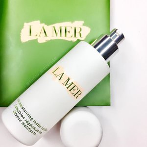 I am glad to pick this up 💚💚💚
@lamer 
#lamersingapore 
The original creme of Lamer is too heavy on my skin to use at my tropical 🌴 weather. 
This moisturizing #matte lotion is #perfect 💚💚💚
Been using it everyday since back from Sg till now 💚💚💚 #new #holygrail #hg #skincare to add in my morning routine for sure.
I don't know if it is available at #lamerindonesia yet, but u need this on your routine 😁🌴😁🌴
#bblog 
#bblogger 
#clozette 
#clozetteid 
#beautylover 
#beautyjunkie
#makeuptalk
#skincareroutine 
#makeuppost 
#makeupdolls
#luxurybeauty 
#luxurylifestyle 
#iloveme 
#ilovemakeup 
#iloveskincare