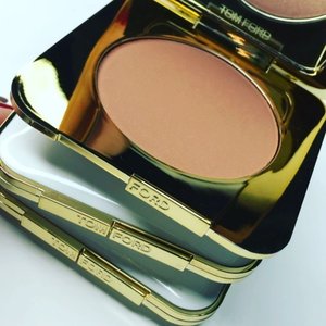 I never realize before till now... I could stack it safely 😊👍👍👍 #love my #TomFordBeauty #TF #TFBeauty #TomFordMakeup #TFMakeup #beauty #TomFordSoleil #Summer #summer2016 #Goldendust #White #Gold #Bronzer #Gold #White #Clozette #ClozetteID #MakeupVideo #MakeupRoom #MakeupTalk