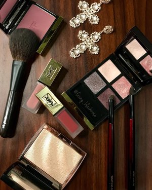 Grateful to be here 💖✨ Playing with more #makeup 😊✨
#idontplaniplay .
.
.
#amrezy #highlighter #anastasiabeverlyhills #yslindonesia #ysl #ysllipstick #ysltatouagecouture #tomford #tomfordbeauty #tomfordaddict #tomfordmakeup #seductiverose #pink #glam #motd #makeuppost #makeuptalk #makeuplife #bblog #beautyblog #beautygram #beautylover #makeupbrush #makeupbrushes #clozette #clozetteid