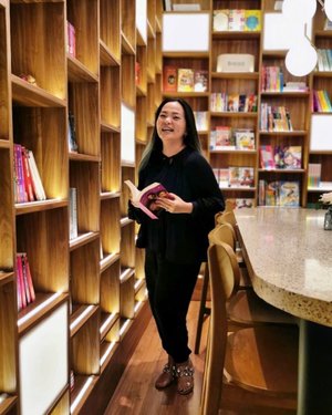 Lovely shoot 📚😘💋 thank you @dianaprildewi We have a good time @thelibrary.sby Will come back for more. •••#friend #friendship #clozette #clozetteid #happy #moment #library #thelibrary #book #books #bookstagram #bookworm #booknerd #woman #womanempowerment #enrichingwomenslives #enrichinglife #enrichingsoul #blessed #thankful #grateful #coffeestory #ceritakopiku