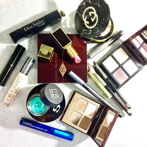 Today's mess 🤗💖💕 trying to be productive today 😁✨ and do my #makeup as fast as possible 💚✨ #makeuppost #makeuptalk #clozetteid #clozette #3ina #spain #maccosmetics #sisley #charlottetilbury #ctilburymakeup #diormakeup #diorbeauty #dior #tomford #tomfordaddict #tomfordbeauty #tomfordmakeup #lipstick #urbandecay #uders #hakuhodo #makeupbrush #gucci #cledepeau