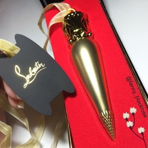 Finally it's here ❤️ #ILoveMakeup #Louboutin #CL #LouboutinWorld #Lipstick #Luxury #Luxurious #LuxuryMakeup #Makeup #MakeupPost #MakeupRoom #MakeupTalk #MakeupChat #Clozette #ClozetteID 
How I love the striking #red #black #gold packaging , the tag, the sleeve and the product itself, I can't appreciate the crappy straps 😅 dunno where to hang it yet 😁✨