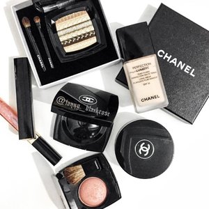 Some changes needed ... will start with messing with my #Chanel #chanelcosmetics ... do I use #limitededition stuff? Oh yes baby... and I make sure I have backup of it 😁♠️✨ #happysunday everyone ... #makeupandbackup #makeup #makeuppost #clozette #clozetteID #black #peach #coral #gold #sparkle #holiday #festive 
Can't believe it's end of November already!!!