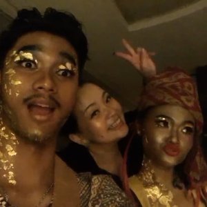 With these two gorgeous #model 
@elvieraanya__ 💕💫
@adamagsty •
•
• 
Taking picture #inthedark 
#photography with #candlelight 😊💫
Challenging as always @embrannawawi 😁👍
Thank you for always remembering me when there’s time to #havefun together 😉💫
•
•
•
#goldleaf #makeupartist #makeupartistry #glitter #foodgrade #makeup #makeuptalk #tan #glowing #makeuppost #makeuplooks #gold #sparklife #sparkling #workingmom #workingmonlifestyle #beautygram #beautyaddict #makeuplover #wakeupandmakeup #airbrushmakeup #airbrushmakeupartist #clozette #clozetteid
