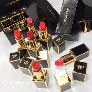 And of course I need to pack the #redlipstick #red #lipstick top for this #holiday #festive season ❤️✨ not as easy as picking my nude! So many #gorgeous #tomfordlipsandboys #tomfordlipstick that won't fit into that #makeupouch 😁✨ which one... which one... #makeup #makeuppost #makeuptalk #makeupaddict #clozette #clozetteId #tomfordbeauty #tomfordmakeup #tflipstick #idontpopmollyirocktomford #makeupjunkie #makeupmafia #lipstickmafia #makeupporn #luxurybeauty