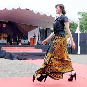 One of my Best Beautiful Moment is when i'm able to sharing my passion and inspired others. I love all about beauty and Indonesian cultures. I don't mind to spend most of my time outside to do something useful for people. Like on this picture, i was a part of a fashion show to do campaign for #SAVEBATIK. I was honor to represent our prestigious Indonesian treasure and i want to show them the beauty of our cultures. It makes me happy if i can help people to gain new knowledges and made they proud of themself. I believe the small thing, could have a big impact one day. Just like taking care of our skin from now as the future infestations. That's why i believe on Olay Total Effect series to made my skin always ready for my #OlayMoment ✨ So, What's your Best Beautiful Moment, ladies? @ichavarma @lulukhansa @nadyput29
#OlayMoment #ClozetteID #ClozetteIDXOlay