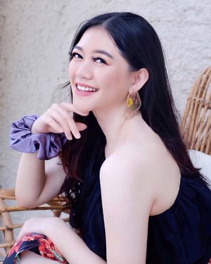 #SundayMantra — To shine your brightest light is to be who you truly are, because nothing can dim the light that shines from within 🌤🌴🌊
- Handcrafted Flower Earrings : @apresmidi_co
- Giant Scruncies : @gracen_ff
#SekotakCinta #Folkaland #BersamaLokal @folkaland ✨
.
.
.
.
.
.
#localpride #indonesialocalbrand #summervibes  #beautyinfluencer #fashiongram #ulzzang #beauty #makeup #skincare #beautycontentcreator #beautyenthusiast #stylediaries #makeupaddict #photooftheday #clozetteid #fashionpeople #fashionvibes  #얼짱 #일상 #데일리룩 #셀스타그램 #셀카 #인스타패션 #패션스타그램 #오오티디 #패션