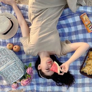 Is there any better feeling in the world than powder soft sand between your toes? Oh, have a relaxing beach picnics and watch the rhythm of the gentle waves ⛱🌴🍉🌊......#picnic #beachpicnic #northjakarta #explorejakarta #placetogojkt #fashiongram #exploretocreates #outfitoftheday #womenfashion #womenstyle #beautyenthusiast #clozetteid #photooftheday #beauty #makeup #whowhatwear #discoverunder10k #fashionvibes #ulzzang #beautyinfluencer #stylediaries #얼짱 #일상 #데일리룩 #셀스타그램 #셀카 #인스타패션 #패션스타그램 #오오티디 #패션