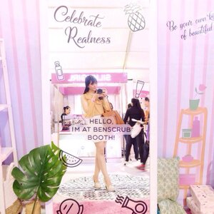 Can't hold to take a picture in this cutest corner of @benscrub booth at #JakartaXBeauty2017 🌷🌸🌿
.
.
.
.
.
.
.
#clozetteid #selfpotrait #skincare #beautyenthusiast #beautybloggerindonesia #beautytips #beautyguru #makeuplover #skincareaddict #indonesianblogger #beautyaddict #beautyjunkie #makeupaddict #makeupjunkie #asianblogger #influencer #beautyinfluencer #l4l #likesforlikes #liveauthentic #beautycommunity #bestoftheday #얼짱 #일상 #데일리룩 #셀스타그램 #셀카